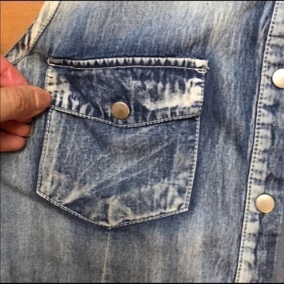 Button down sleeveless Jean-like top Size Medium - Picture 4 of 7